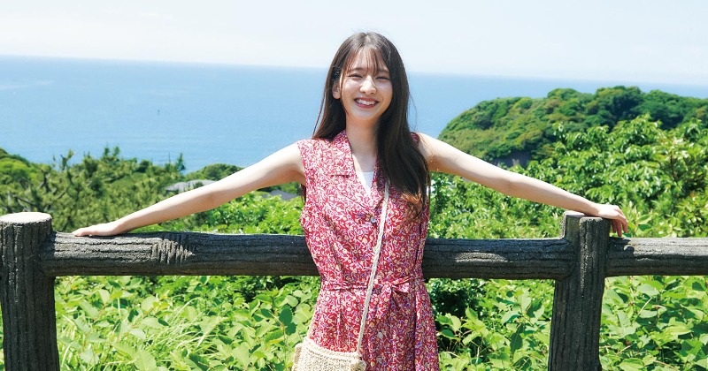 乃木坂46、5期生の菅原咲月が雑誌初グラビア 笑顔ではしゃぐ