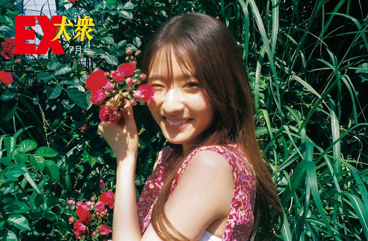 乃木坂46、5期生の菅原咲月が雑誌初グラビア 笑顔ではしゃぐ