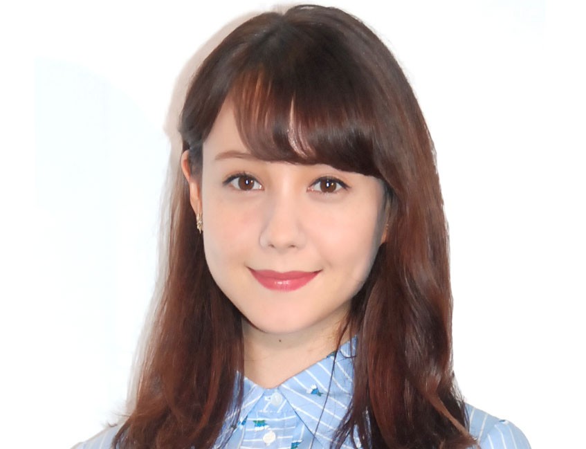 トリンドル玲奈 アイコラ画像 画像・写真 | トリンドル玲奈、大胆ポーズで胸元あらわ「これはたまらん」「見惚れてしまいますね」 1枚目 | ORICON NEWS