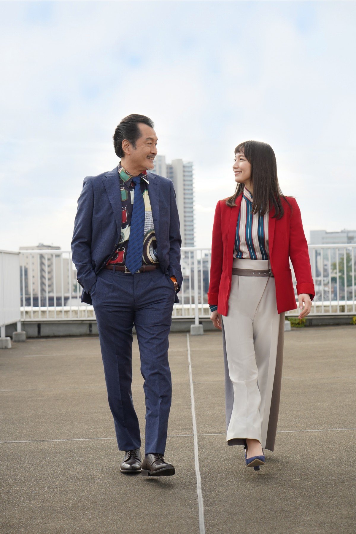 画像・写真 | 吉岡里帆、吉田鋼太郎とキュートでポップなゆるふわ監察官バディ アドリブ連発に「スポ根のように『全部返さなきゃ！』と」 2枚目 |  ORICON NEWS