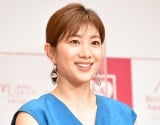 潮田玲子、雨に濡れながらのゴルフショットに反響「上手ですね」「ゴルフをやっていても絶対一流」 | ORICON NEWS