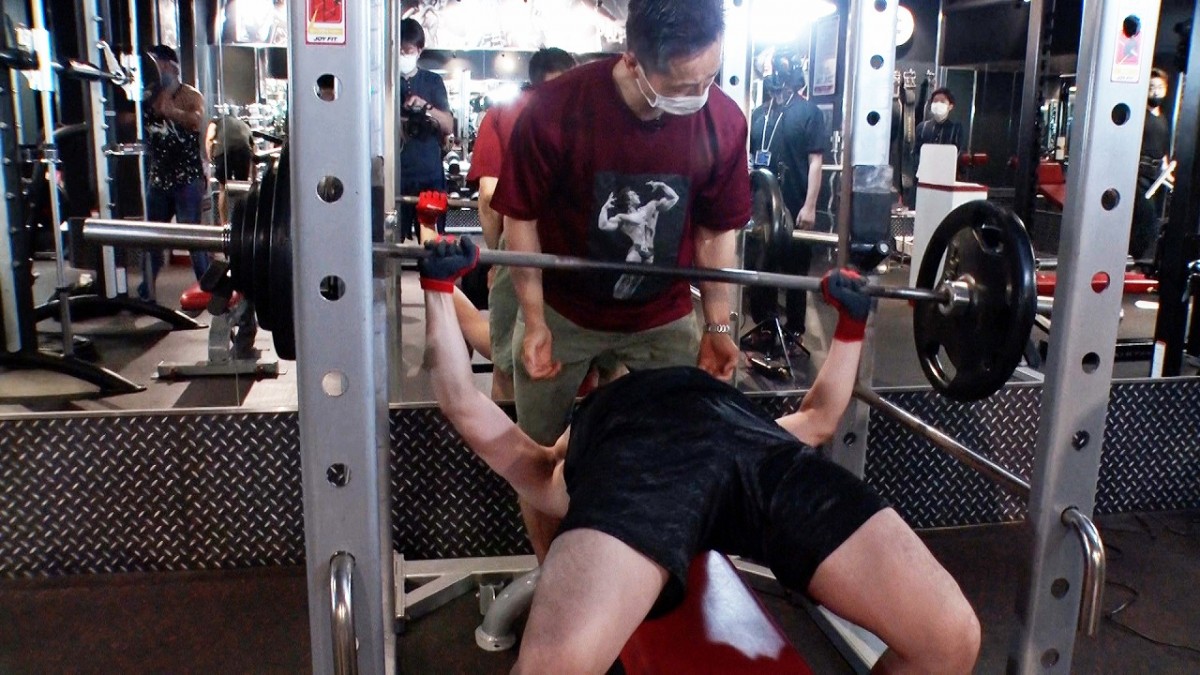 大阪の筋肉アナウンサー、練習2ヶ月半でベンチプレス100キロ達成 師匠 