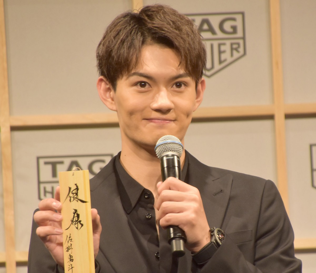 佐野勇斗、書道六段の腕前を披露 達筆すぎる字で七夕の短冊に願いごと