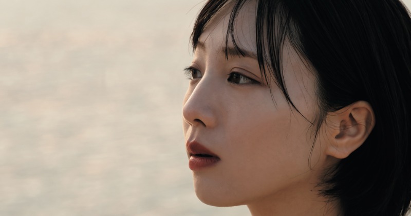 元乃木坂46能條愛未、写真集新カット公開 夕方の海辺を見つめる大人な