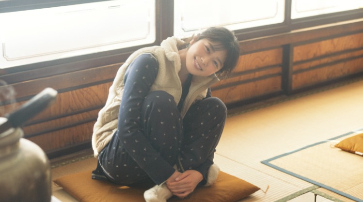 日向坂46丹生明里『1st写真集』裏表紙4種＆秋元康氏帯コメント公開