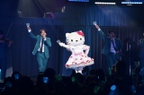 『山崎育三郎 LIVE TOUR 2022 -ROUTE 36-』に登場した(左から)山崎育三郎、ハローキティ (C)’22 SANRIO 著作 (株)サンリオ 
