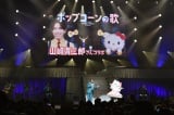『山崎育三郎 LIVE TOUR 2022 -ROUTE 36-』に登場した(左から)山崎育三郎、ハローキティ (C)’22 SANRIO 著作 (株)サンリオ 
