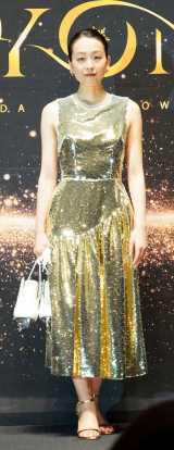 浅田真央、ゴールドのノンスリーブドレスで登場　「やるからには前作を超えたい」と意気込み語る 