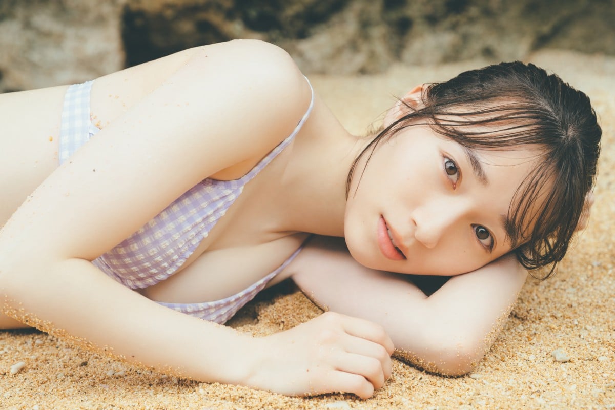 櫻坂46守屋麗奈、1st写真集から初の水着カット公開 “初めての海デート”で彼に向けた大人な表情 | ORICON NEWS