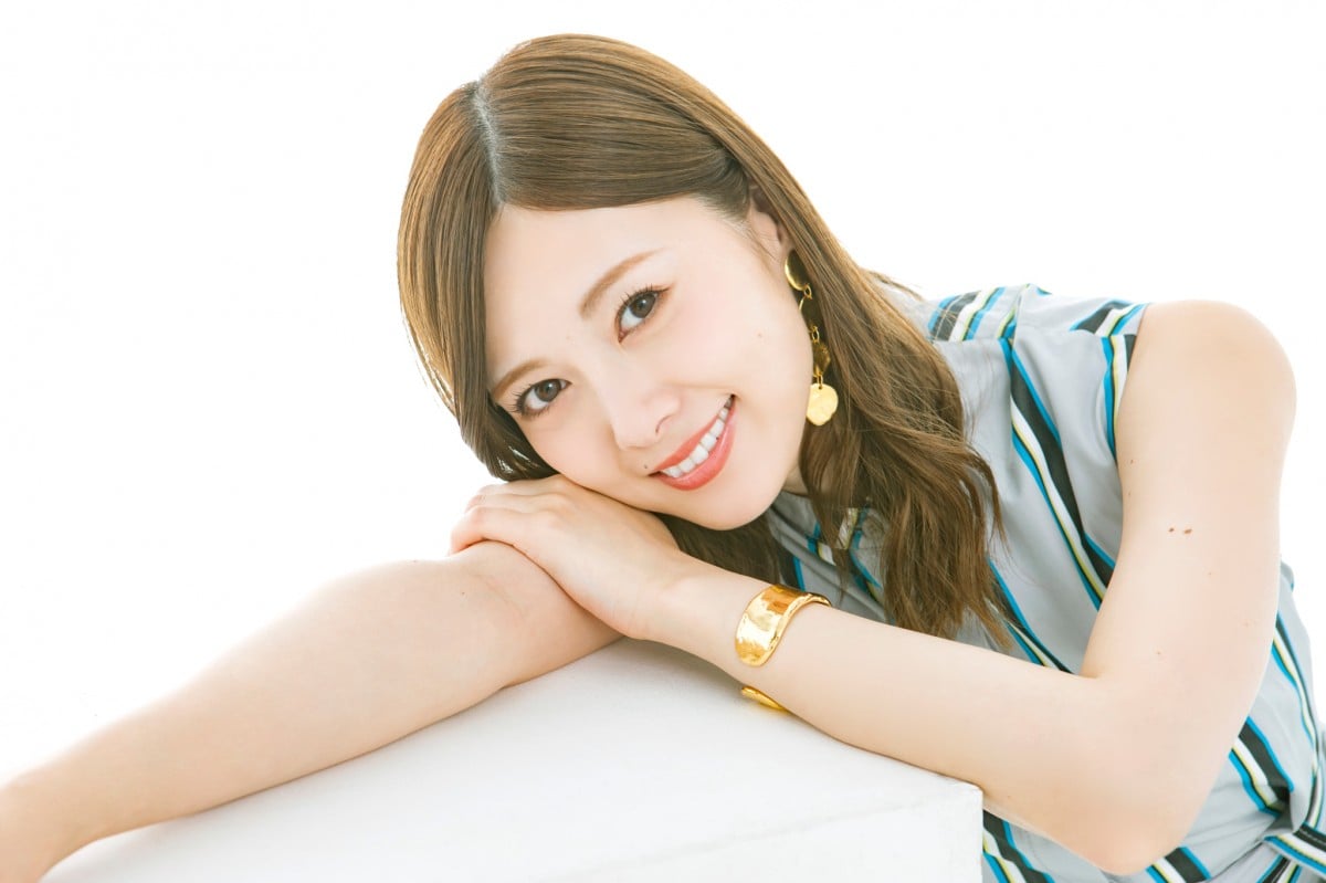 白石麻衣② 白石麻衣さんがトップブランドの新作をまとい登場「一日を笑顔で始め