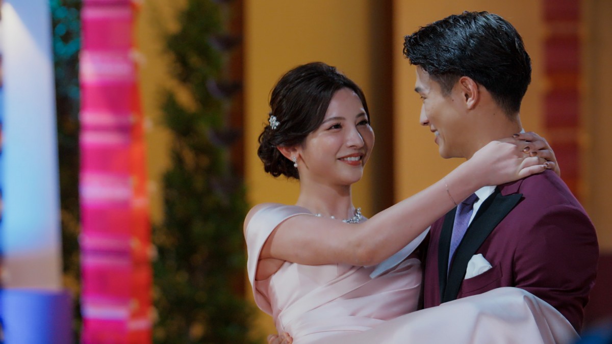 新婚　後背位セックス バチェロレッテ・ジャパン』2 Ep1、尾崎美紀の美しさに男性陣から感嘆の声 初対面でお姫様抱っこの強者も | ORICON NEWS