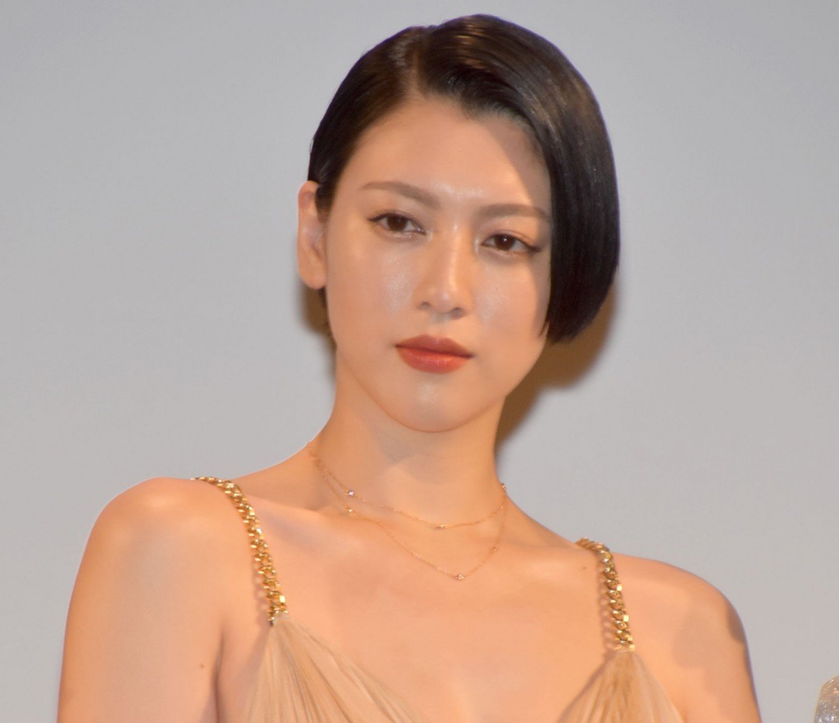 三吉彩花、胸元ざっくりドレスでゴージャスに 真夜中の撮影で逆に寝付けず「ゴリッゴリにケアをして撮影に」 | ORICON NEWS