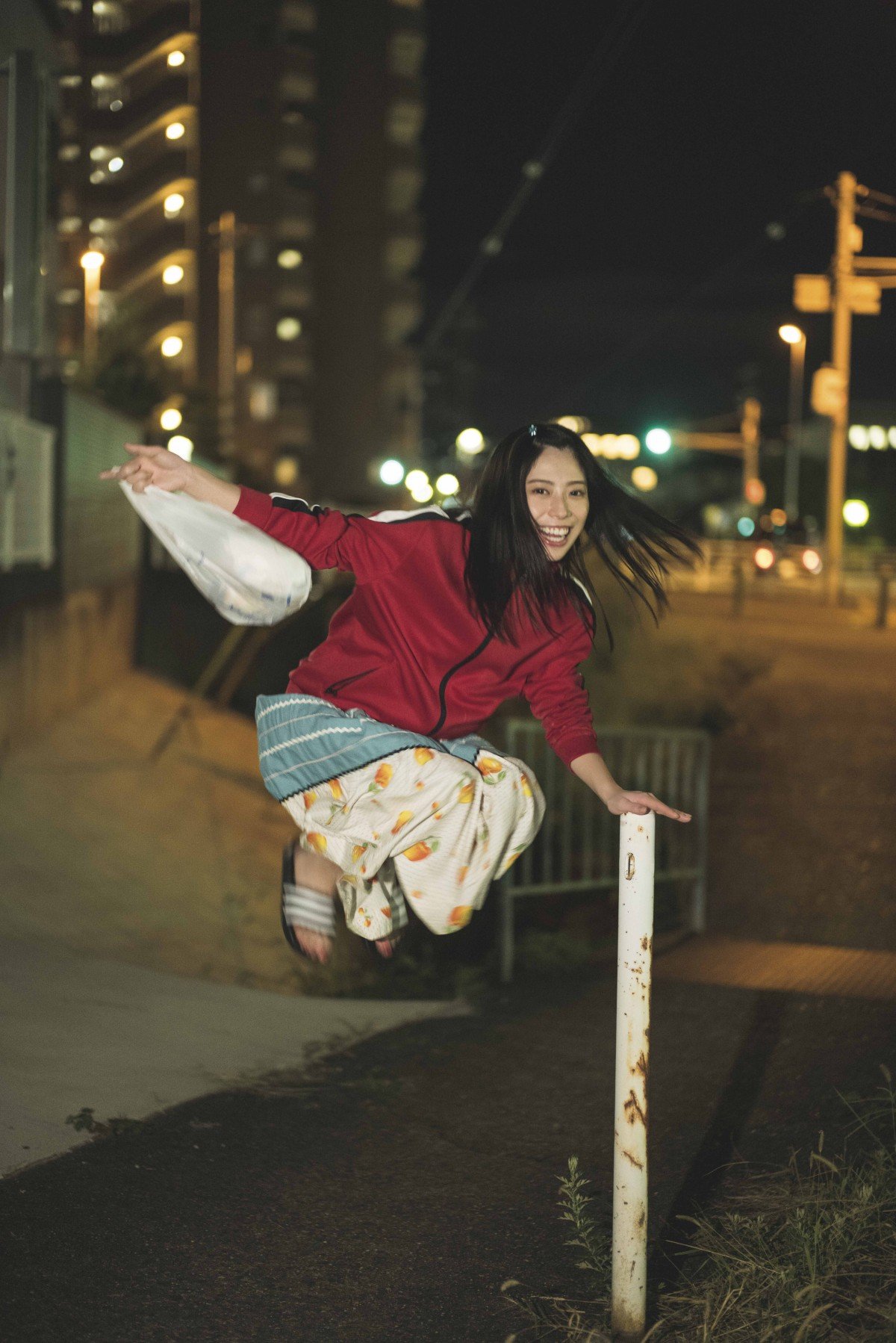 日向坂46東村芽依、抜群の運動神経見せつけ“猫ジャンプ” 1st写真集から