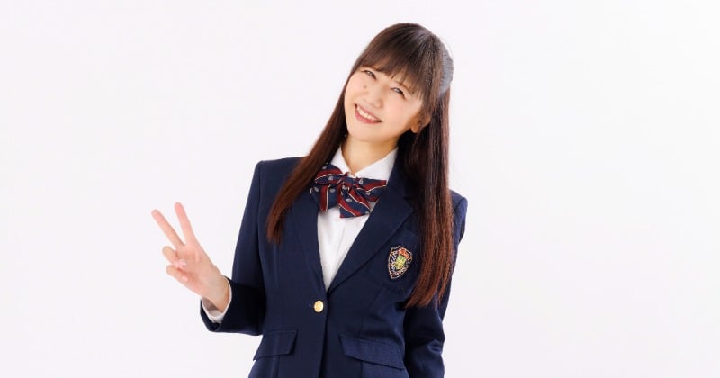 井上喜久子、“17才”の制服写真公開で反響 美脚チラリで「スタイルいい