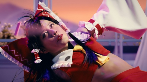 横スクロール型弾幕アクションゲーム『東方アルカディアレコード』TVCM『西川霊夢篇』に出演する西川貴教