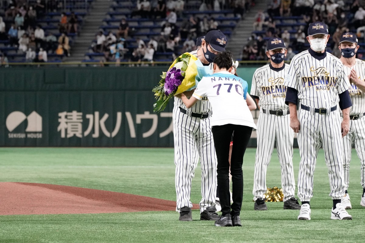 画像・写真 | 菜々緒、始球式で全力投球 古田敦也は“菜々緒ポーズ”で対抗 19枚目 | ORICON NEWS