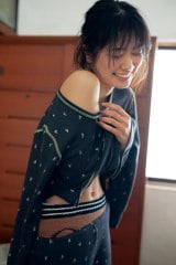 日向坂46・丹生明里、1st写真集が重版決定 大人らしい黒ワンピの