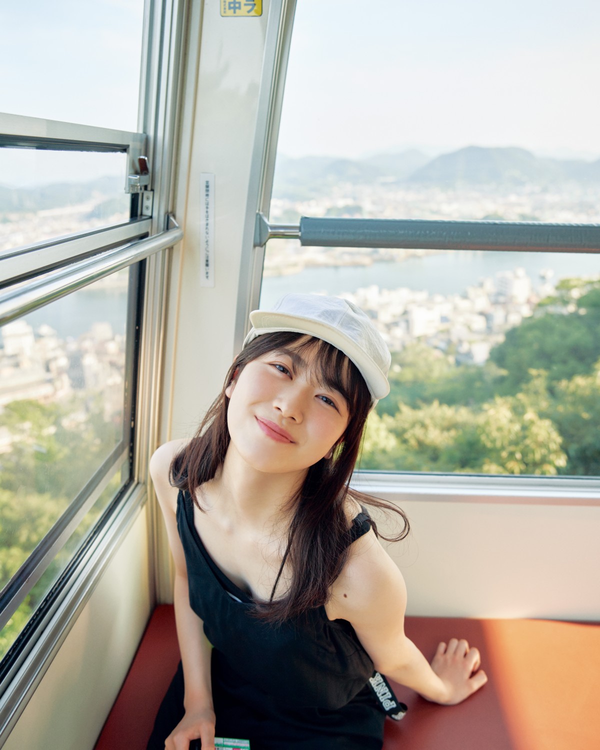 日向坂46・丹生明里、1st写真集が重版決定 大人らしい黒ワンピの
