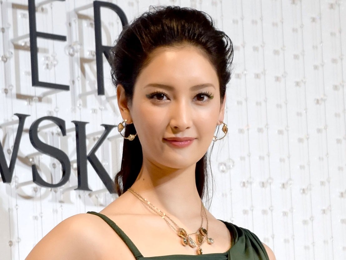 菜々緒　顔アップ 菜々緒、上から…“俯瞰”の大胆美ボディショット「体もお顔も綺麗」「同じ人間とは思えないスタイル」 | ORICON NEWS