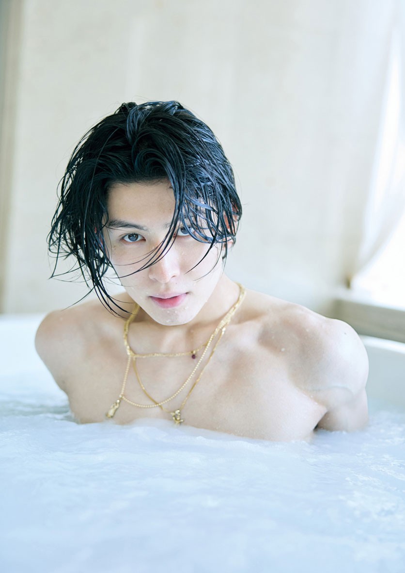 長谷川慎 写真集 ビジュアルブック 画像・写真 | THE RAMPAGE・長谷川慎「写真集」1位 体脂肪率3%の鍛え