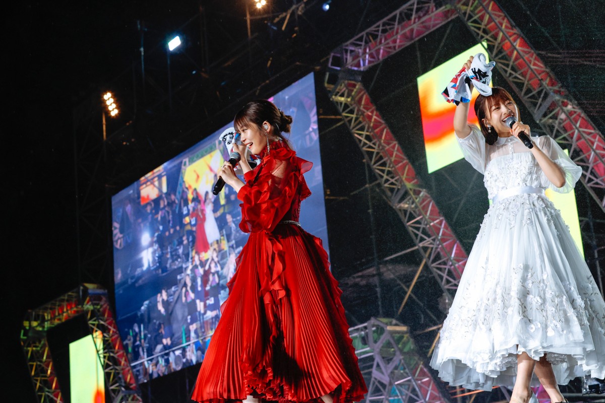 櫻坂46、大雨ずぶ濡れの野外ライブで1期生・尾関梨香＆原田葵が