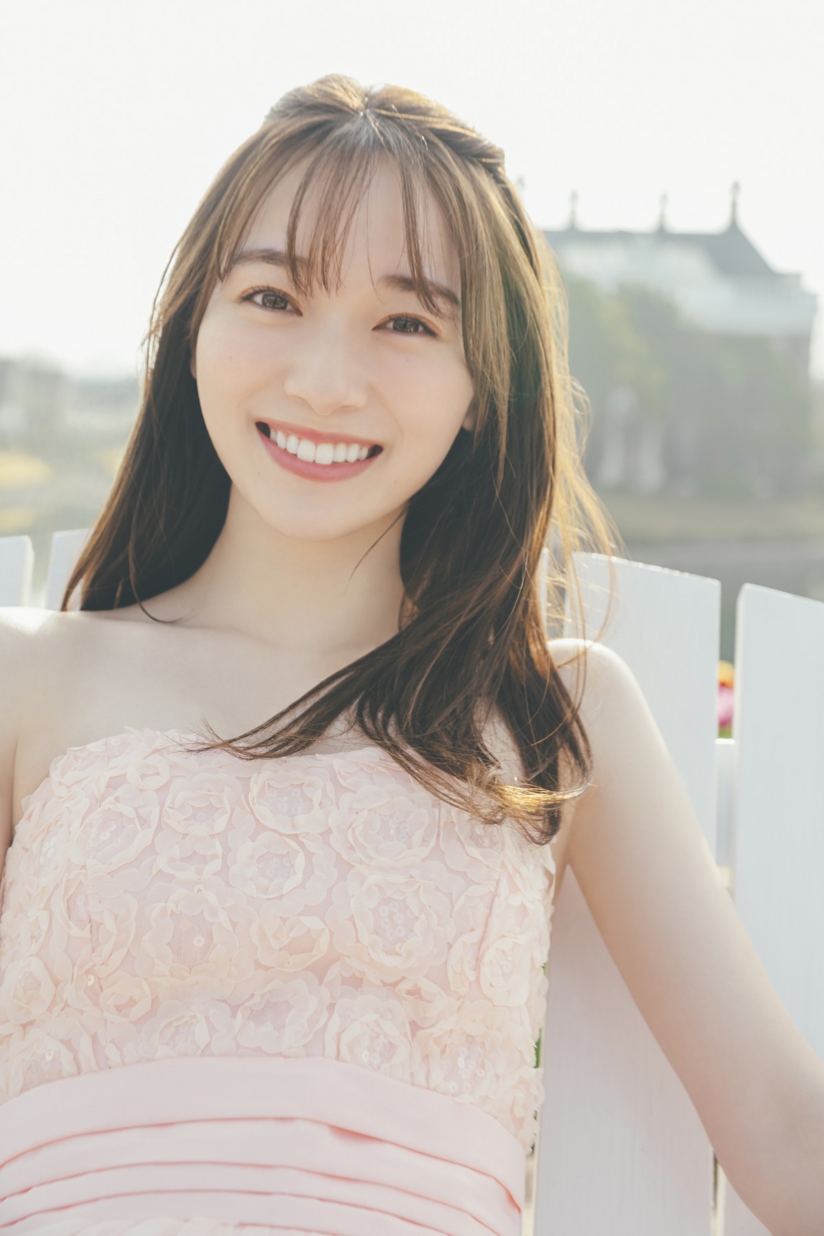 櫻坂46守屋麗奈、白肌あらわにベッドで膝立ち 「まるで天使」な