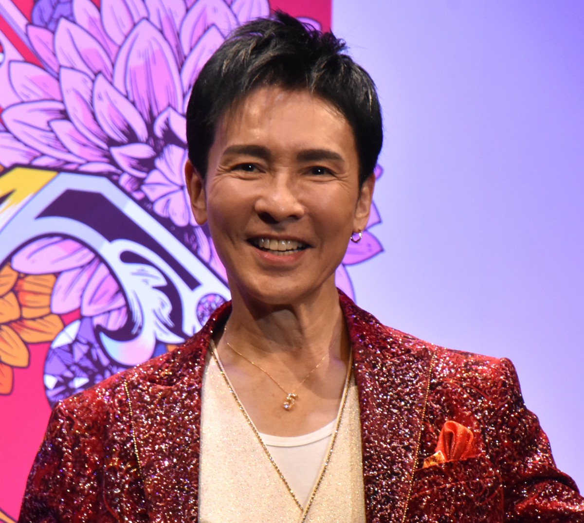 郷ひろみ、デビュー50周年記念式典で感涙「頭の中には感謝しか