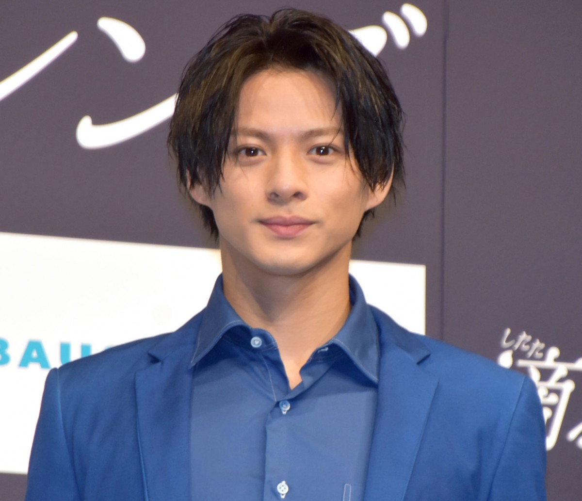 平野紫耀、ツートンカラーのスーツで登場 1回転求められニヤリ