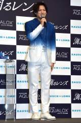 平野紫耀、ツートンカラーのスーツで登場 1回転求められニヤリ