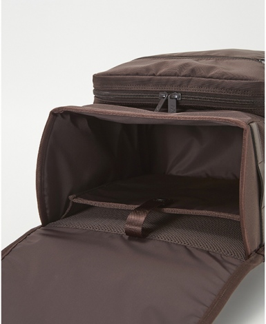 「大容量」たくさんの荷物もすっきり入る大容量。タブレットを安全に収納できるベルト付き。深さもあり安心です。荷物を入れてもたわみにくい縫い込みタイプの底板が入っています。 