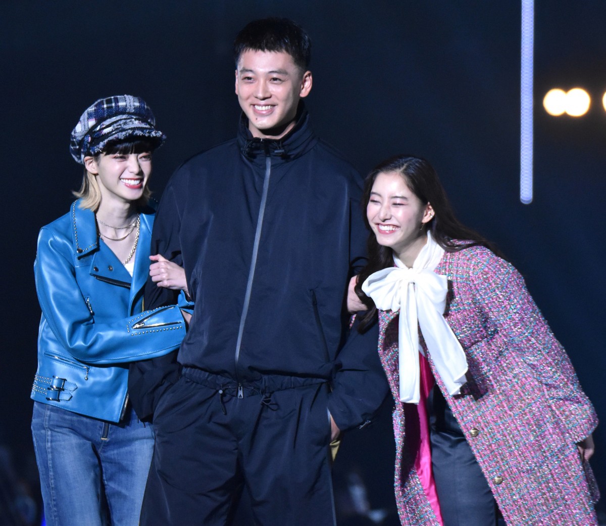 平手友梨奈　挿入 TGC2022A/W】平手友梨奈がシークレット登場 竹内涼真＆新木優子と“仲良しランウェイ” | ORICON NEWS