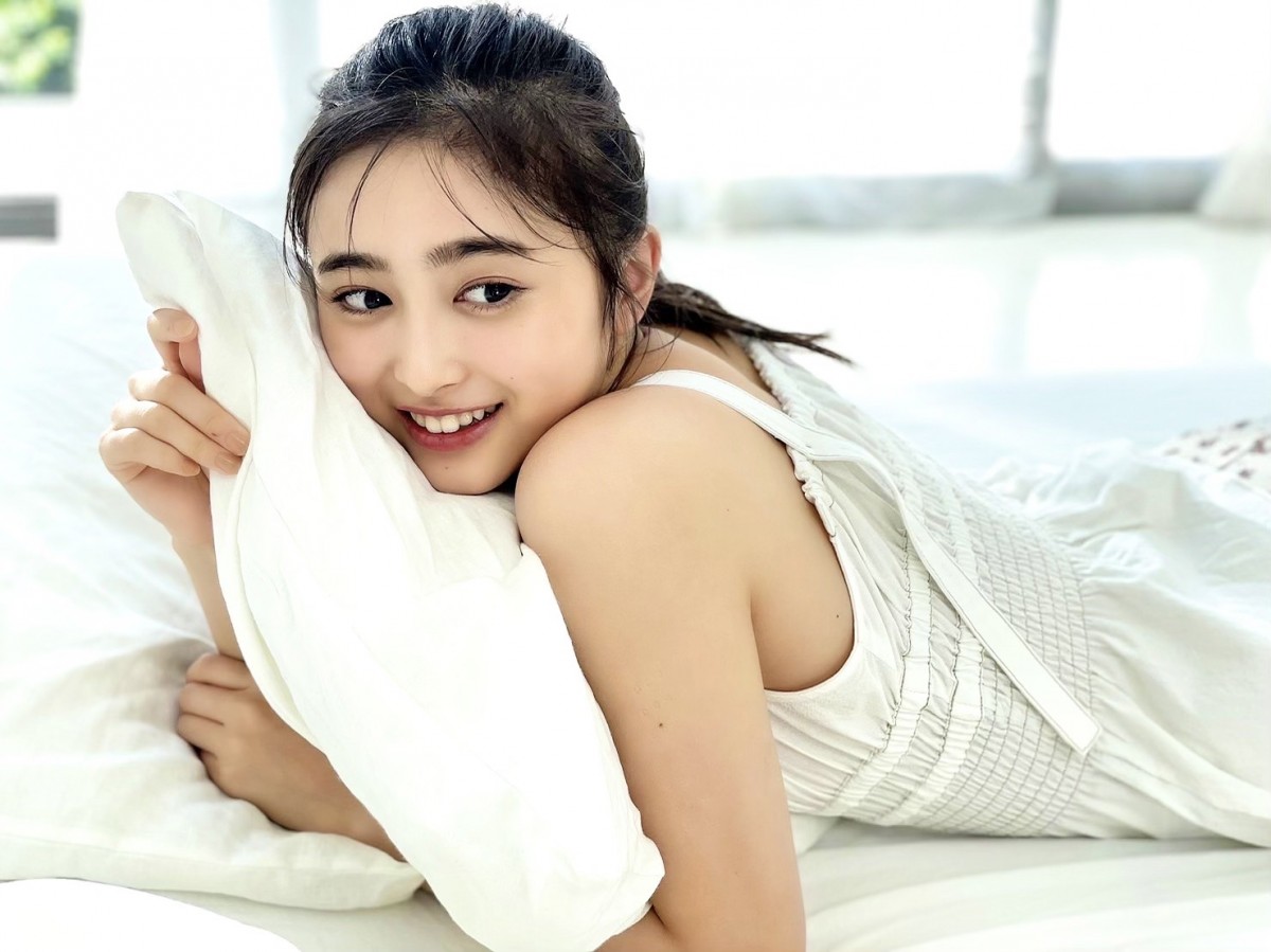 乃木坂46の新ミューズ”井上和、ベッドで弾ける笑顔 『FRIDAY』オフ