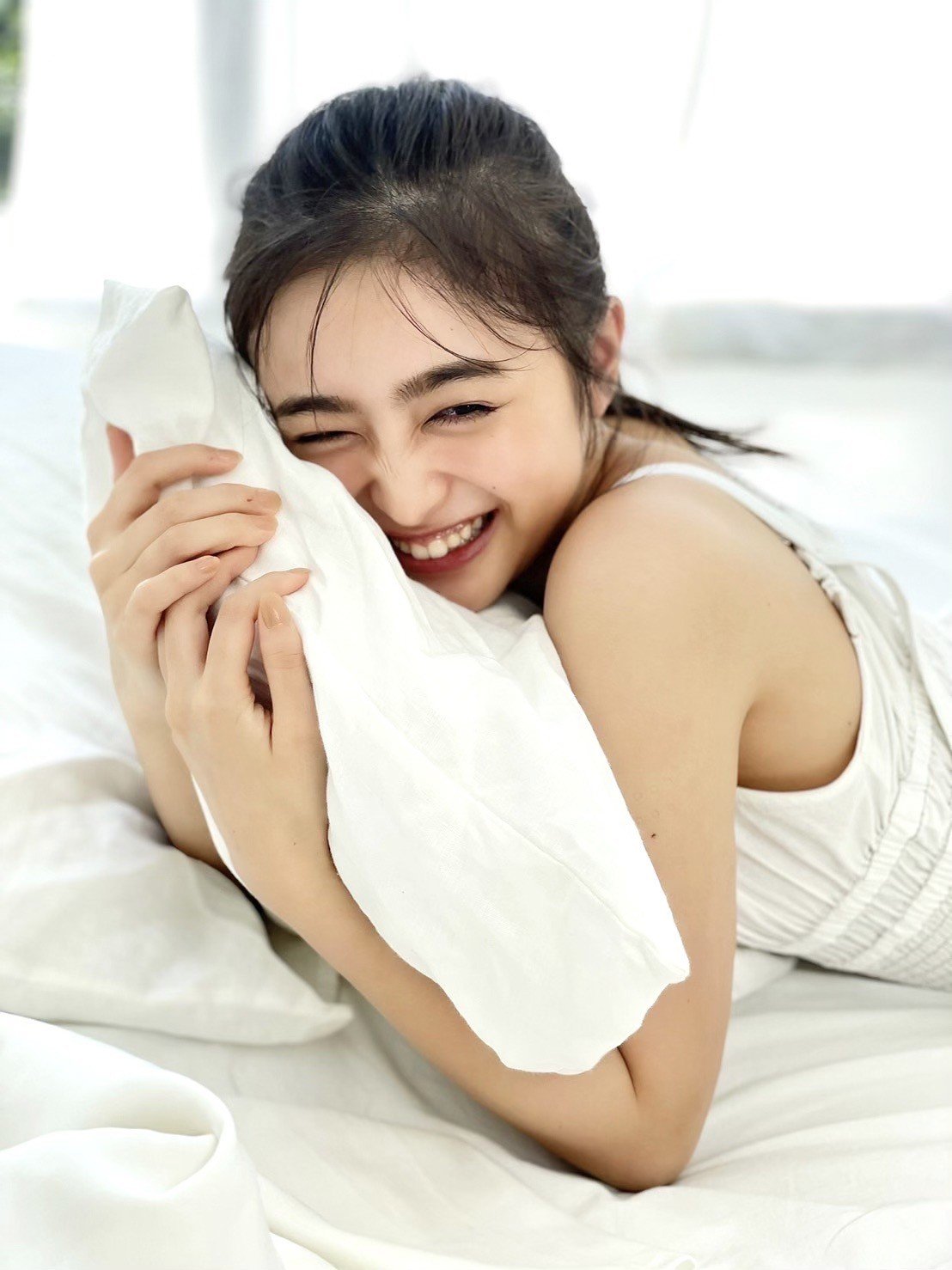 乃木坂46 井上和 乃木坂46の新ミューズ”井上和、ベッドで弾ける笑顔 『FRIDAY』オフ