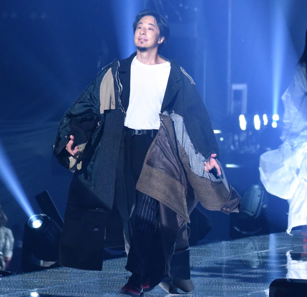 TGC2022A/W】ひろゆき、ランウェイ登場に観客驚き “すまし顔”で