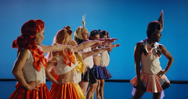 ゲイの水球チームが「セーラームーン」コスプレで踊る 『シャイニー・シュリンプス』冒頭映像