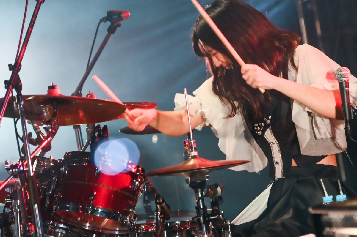 BAND-MAID、2年半ぶりの有観客ツアーで絶唱「声が出せなくても体で