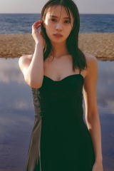 櫻坂46小林由依、2nd写真集が発売前重版 大人の色気漂う黒ドレス姿の