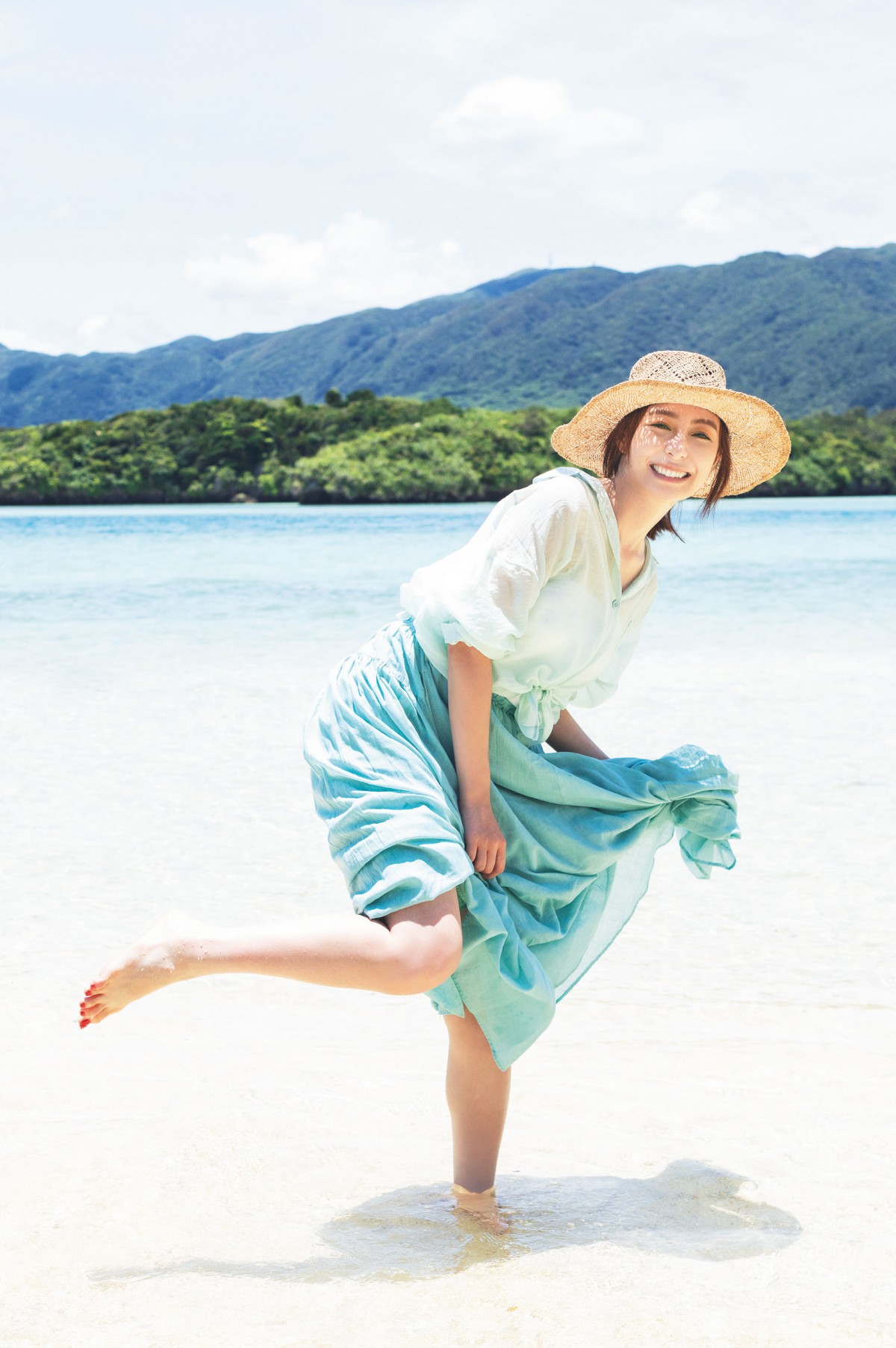 宇垣美里『週プレ』でミニフォトブック ビーチで弾ける笑顔 | オリコン