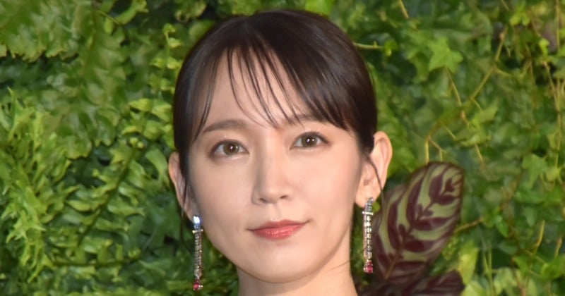 吉岡里帆 ジュエリー 人気 谷間