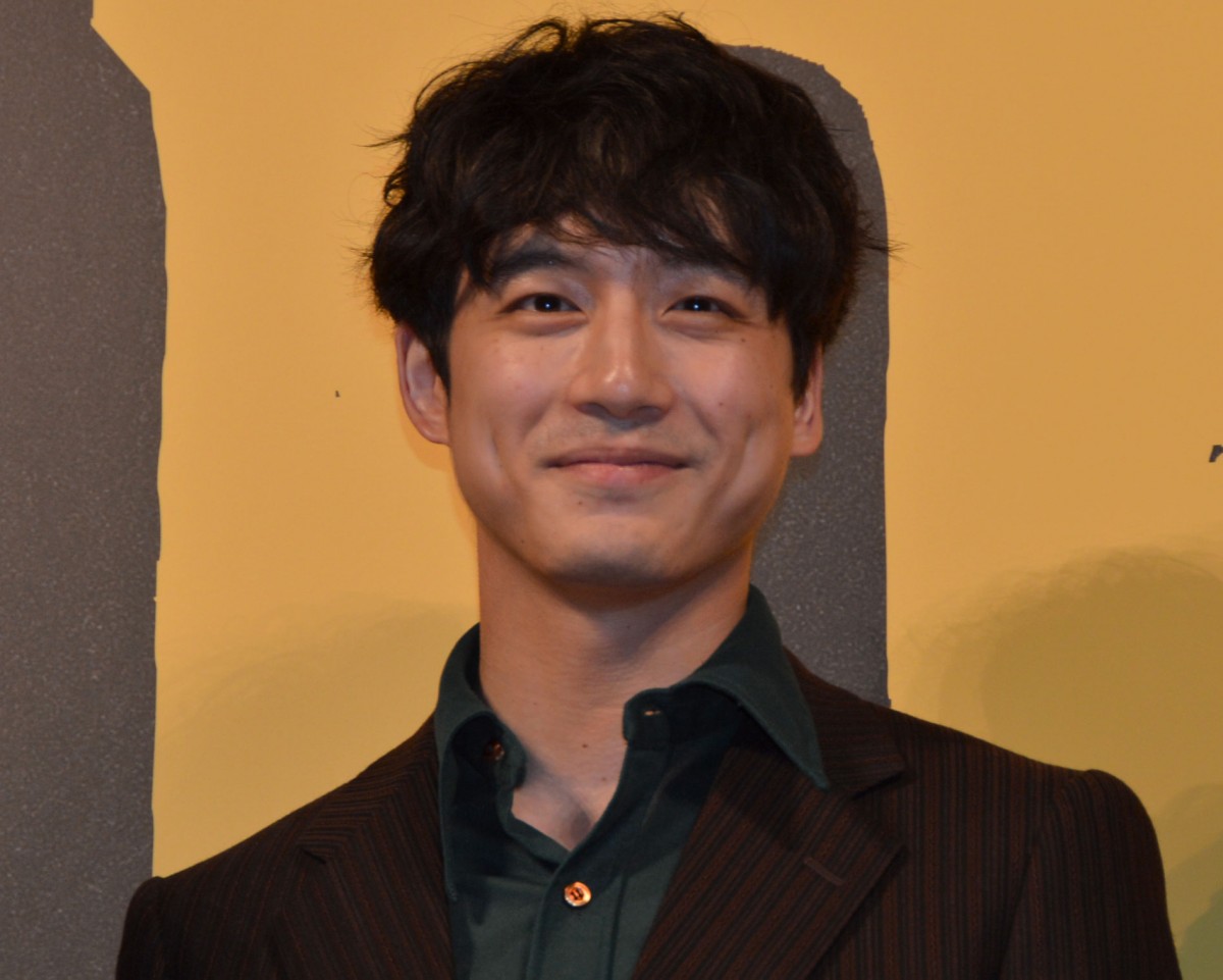 坂口健太郎、狂犬＆癒し系役を並行して撮影 岡田准一「実は一番