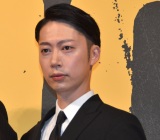 坂口健太郎、狂犬＆癒し系役を並行して撮影 岡田准一「実は一番