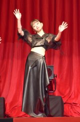 �R�{�����A�ό`���U�[�h���X�ł����`���� �B�e�Ȃ������g�w�Z�h�ɓo��u�₵���āv 