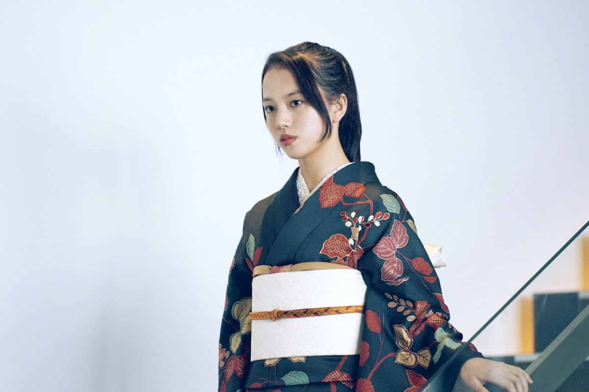 水墨画 伝統的な和服の人物 水墨画 伝統的な和服の人物 （清原果耶、艶やかな和服姿で魅了
