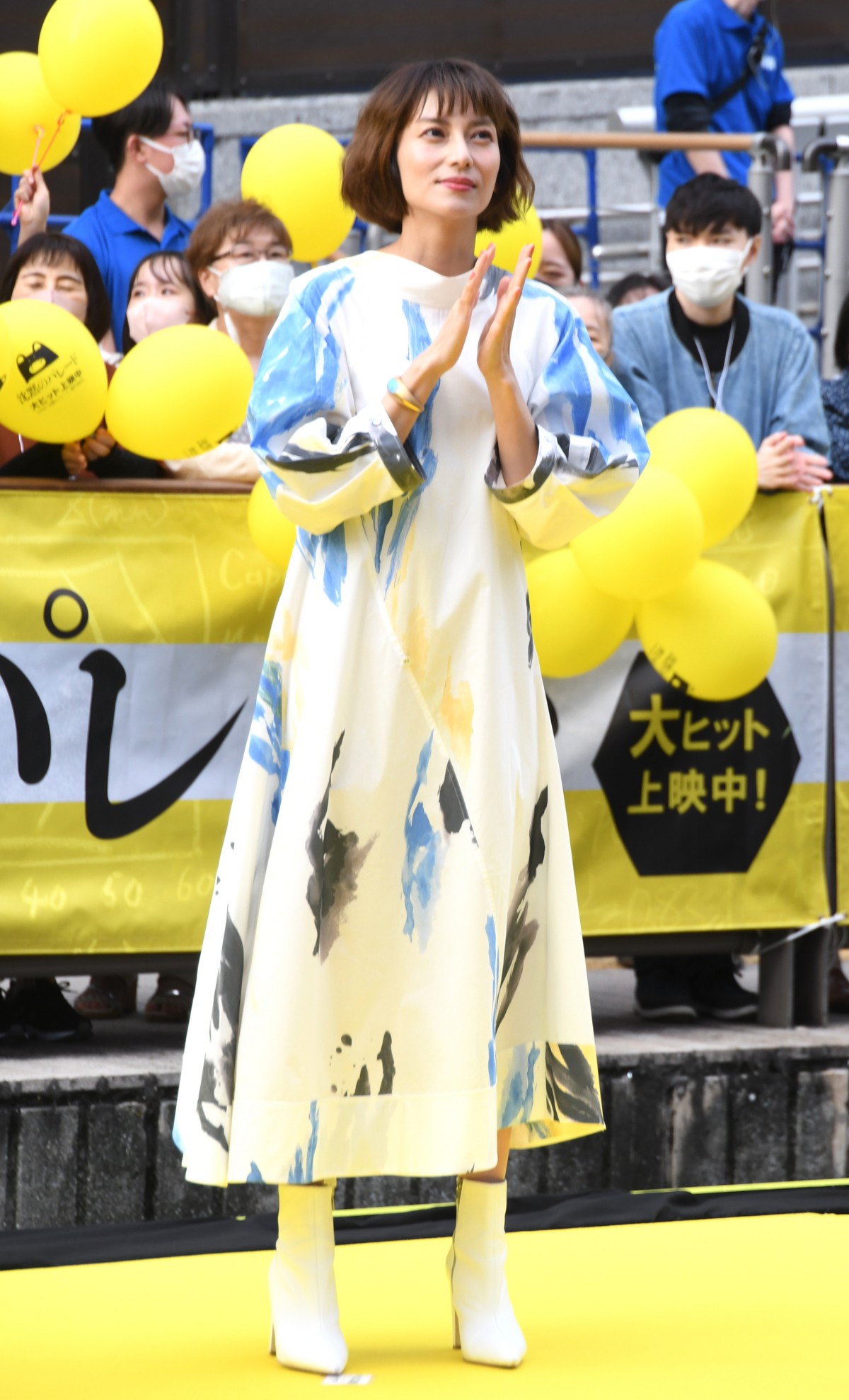 柴咲コウ、水色柄あざやかな白ワンピで道頓堀川に登場 水面＆黄色