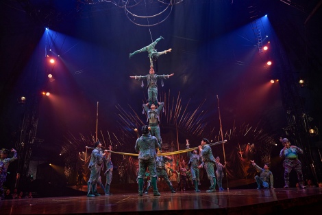 VNEhDE\Cɂw_Cnc AOA-VȂ-xPhotos: Cirque du Soleil 2021 / Costumes: Dominique Lemieux 