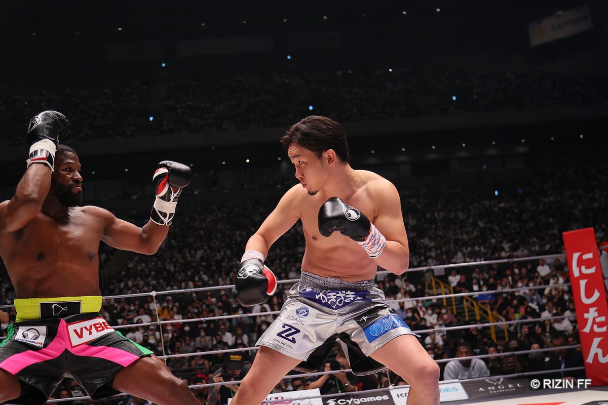 画像・写真 | 【超RIZIN】メイウェザー、朝倉未来にKO勝利！ 2ラウンド終了間際の右フックでダウン奪う 7枚目 |  オリコンニュース（ORICON NEWS）