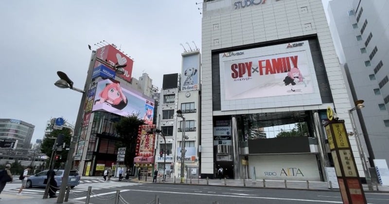 『SPY×FAMILY』新宿駅前3D屋外広告に登場 アーニャが飛び出すかわいさ満点のSP映像 - ORICON NEWS
