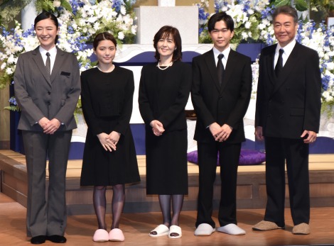 舞台『きっとこれもリハーサル』開幕直前取材会に参加した（左から）しゅはまはるみ、川島海荷、石野真子、鈴木福、羽場裕一 （C）ORICON NewS inc. 