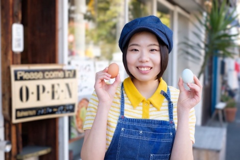 サムネイル 20代半ば、夢に向け奮闘する田中麻衣さん。お店で卵かけご飯を提供するときのお気に入りのコスチュームを着て。 