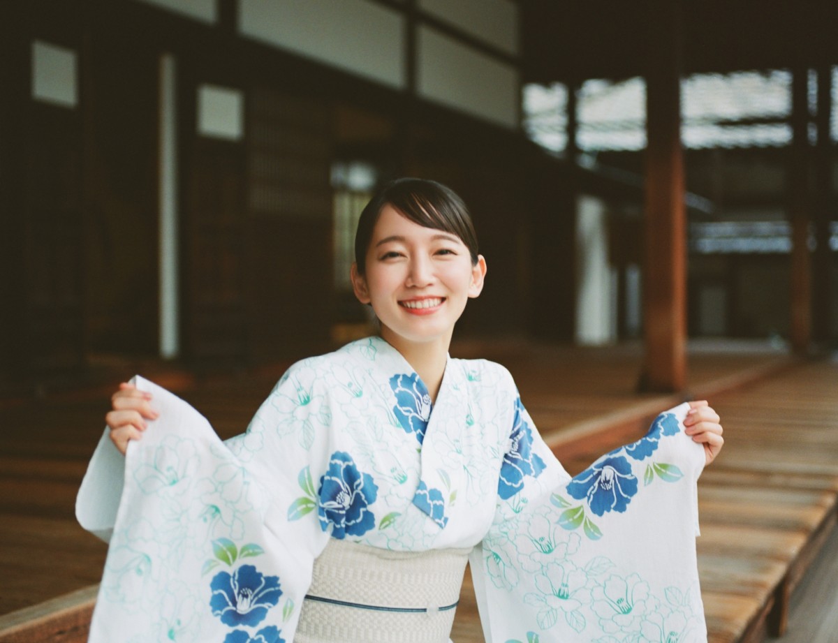 吉岡里帆、大ボリュームのWアニバーサリー写真集 20代ラストの1年間を